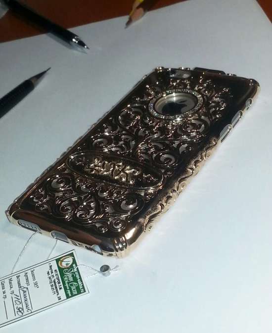 Чиновник з Якутії подарував дружині чохол для iPhone 6 за 550 000 рублів (3 фото)