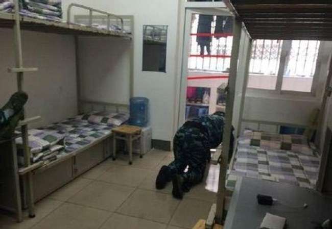 Китайський кадет, доводячи чистоту туалету, облизав підлогу і унітаз (5 фото)