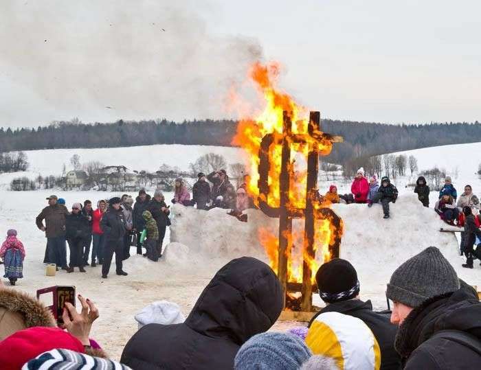 У садибі Мураново на Масляну спалили деревяний символ долара (6 фото)