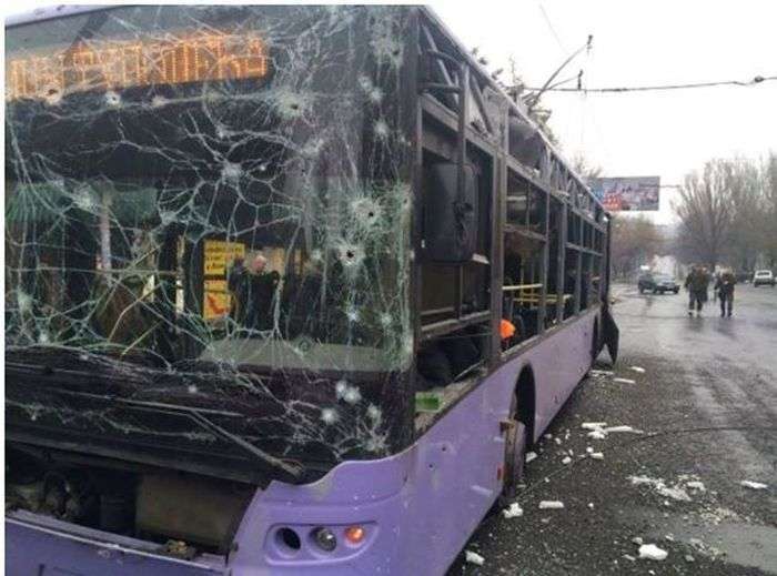 У Донецьку під обстрілом виявилася тролейбусна зупинка (34 фото + 2 відео)