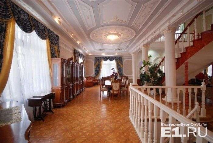 У Єкатеринбурзі продається розкішний циганський особняк (18 фото)