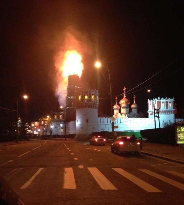 У Москві на Новодівичому монастирі сталася пожежа (фото + відео)