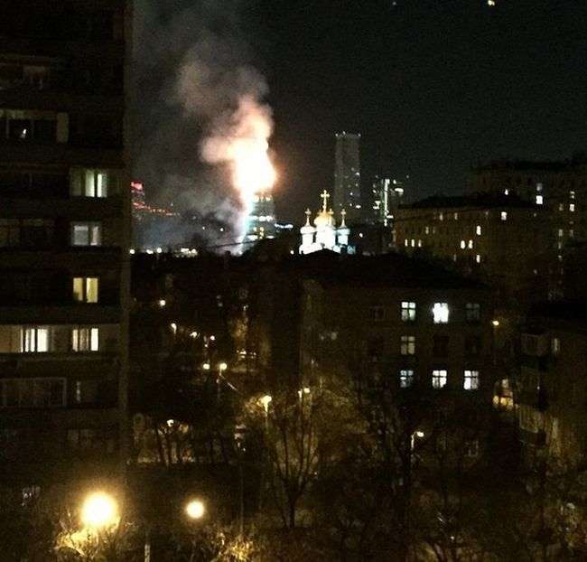 У Москві на Новодівичому монастирі сталася пожежа (фото + відео)
