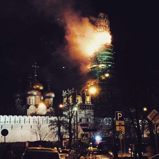 У Москві на Новодівичому монастирі сталася пожежа (фото + відео)