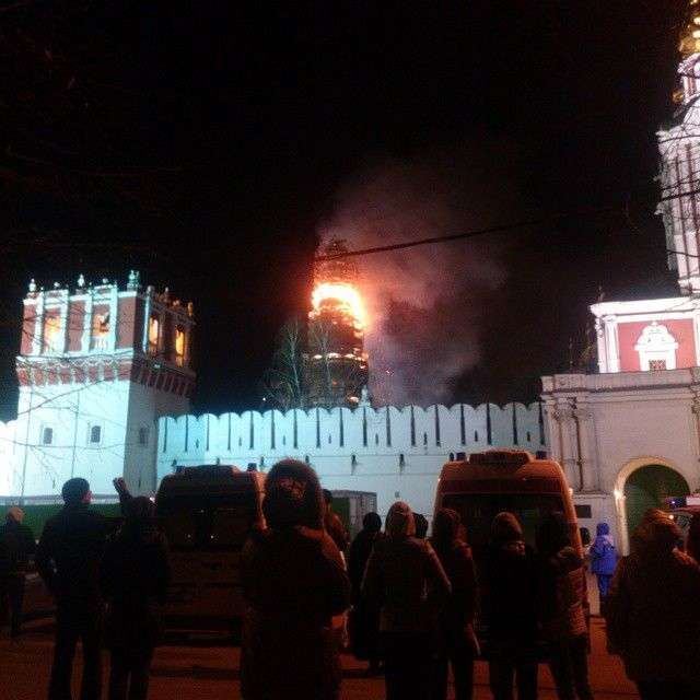 У Москві на Новодівичому монастирі сталася пожежа (фото + відео)