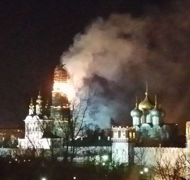 У Москві на Новодівичому монастирі сталася пожежа (фото + відео)
