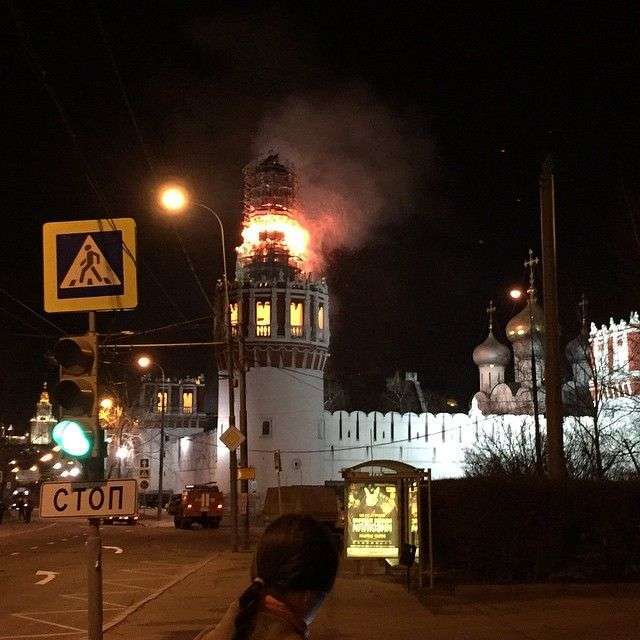 У Москві на Новодівичому монастирі сталася пожежа (фото + відео)