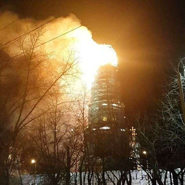 У Москві на Новодівичому монастирі сталася пожежа (фото + відео)
