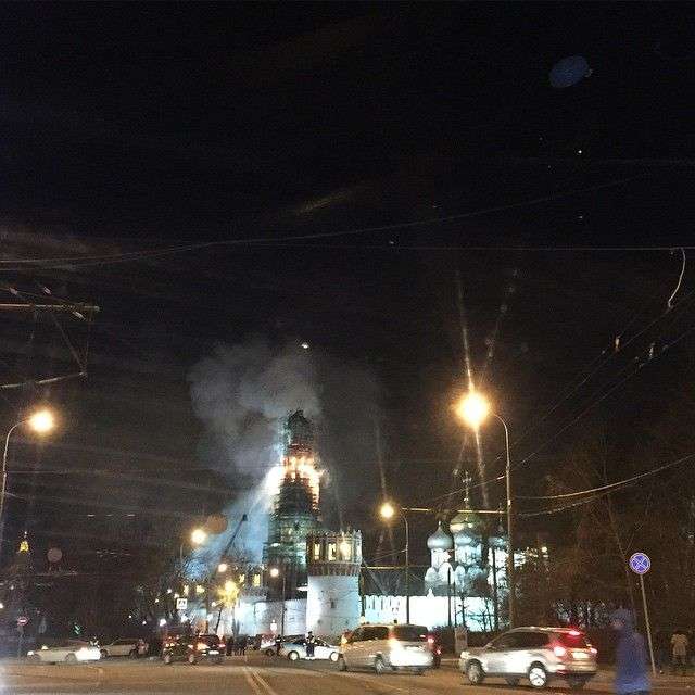У Москві на Новодівичому монастирі сталася пожежа (фото + відео)