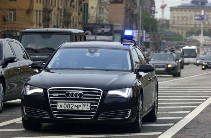 Хлопець може стати мільйонером завдяки вживаному седану Audi A8 (3 фото)