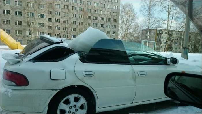 Величезна бурулька зімяла дах автомобіля (3 фото)