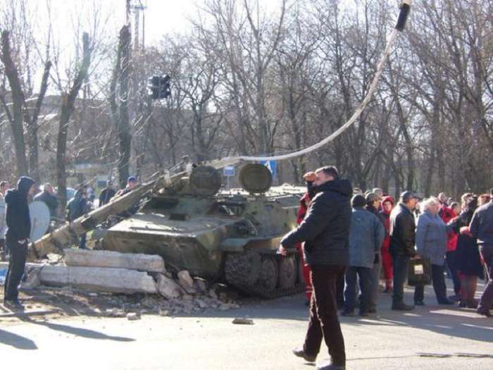 В українському місті Костянтинівка під гусеницями армійського тягача загинула 8-річна дівчинка (6 фото)