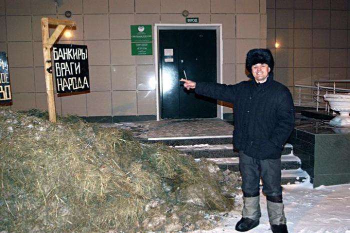 У Куйбишеві молодий фермер висипав гній біля входу у відділення Ощадбанку (4 фото)