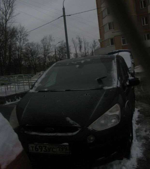 Одне з можливих наслідків нічного паркування автомобіля у дворі (4 фото)
