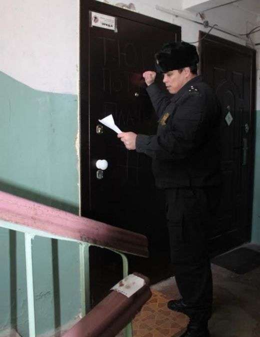 У Єкатеринбурзі підсудний сховався від судових приставів в холодильнику (5 фото + відео)