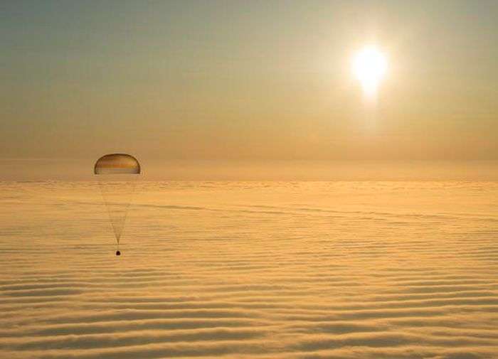 У казахстанському степу приземлилися космонавти МКС (5 фото)