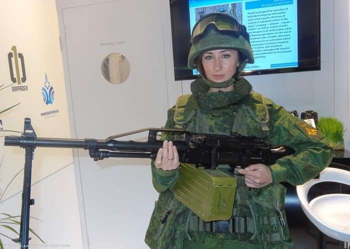 Климовський «ЦНИИТОЧМАШ» порадував публіку IDEX-2015 симпатичною кулеметницею (12 фото)