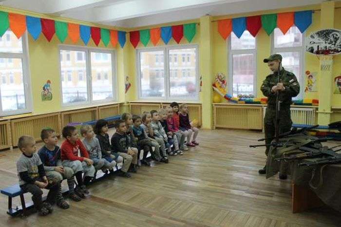 У дитячому саду Санкт-Петербурга дітей вчать навичкам поводження зі зброєю (4 фото)
