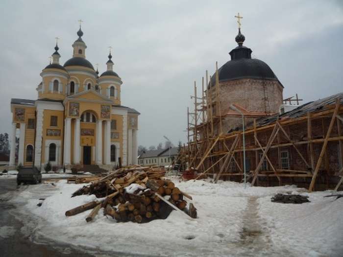Через реставрації монастиря люди змушені боротися за власні будинки (12 фото)