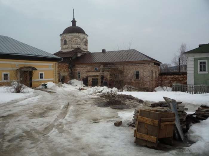 Через реставрації монастиря люди змушені боротися за власні будинки (12 фото)