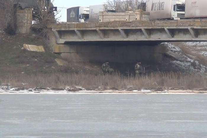 Українські військові провели мінування мостів на кордоні з Кримом (5 фото + відео)