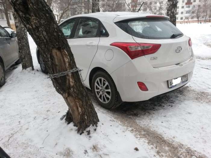 У Свердловській області відбувається захоплення місць на дворових парковках (12 фото)