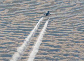 Ваш вуглецевий слід у польоті: він, ймовірно, набагато вищий, ніж ви думаєте