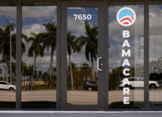 Зменшення кількості людей, застрахованих за Obamacare, на тлі закінчення терміну дії субсидій і зростання премій