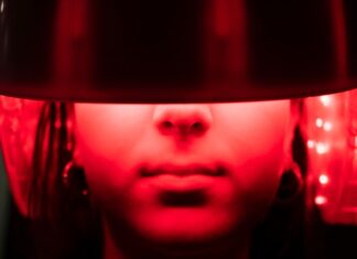 Нова світлова терапія може придушити ключовий маркер випадіння волосся на 92%