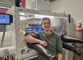 Від Лабораторного Столу до Лідерства: Зліт Полімерного Вченого Алекса Дж. Плаєра