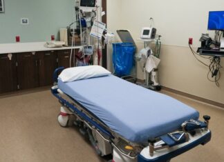 Третина американців скоротили витрати або позичили гроші на охорону здоров’я