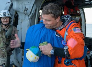 Як командир «Артеміс-2» Рейд Вайзман врятував талісман місії: «Важко не любити цього маленького хлопця. Я не можу випустити Райза з поля зору”