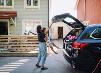 Перетворення електромобілів на мобільні акумулятори: багатомільярдний потенціал технології V2G