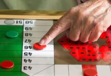 Реальна історія, що стоїть за Parcheesi та національною грою Індії