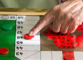 Реальна історія, що стоїть за Parcheesi та національною грою Індії